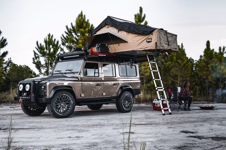 Mẫu Land Rover Defender độ ECD trong bài viết được sản xuất từ những năm 1991 với trang bị động cơ LS3 V8 6.2L cho ra công suất 430 mã lực cùng hộp số sàn 5 cấp.