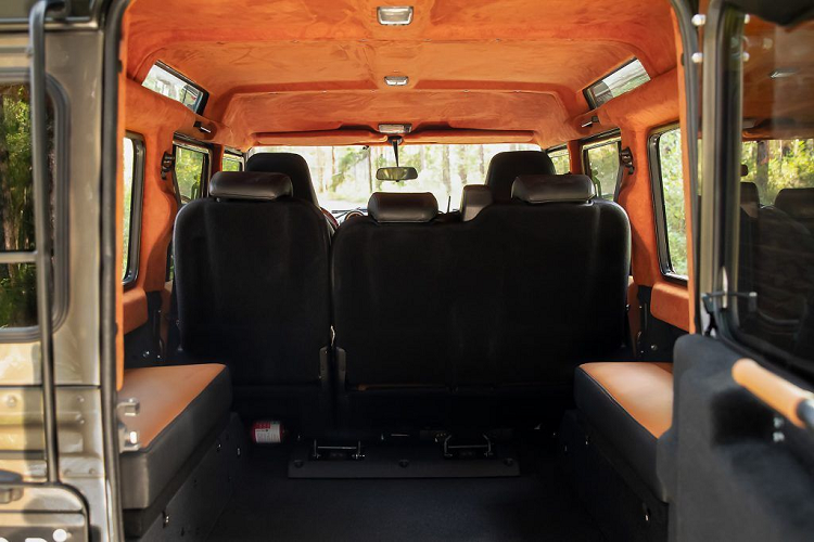 Bước vào bên trong khoang cabin, mẫu xe SUV Land Rover Defender ECD sở hữu bộ ghế da với chức năng sưởi, hàng ghế thứ hai có thể gập 60/40. Bên cạnh đó, xe còn được trang bị vô-lăng bọc gỗ, hệ thống thông tin giải trí của Sony cùng kết nối Apple CarPlay, camera lùi, hệ thống âm thanh JL với bộ khuếch đại và loa siêu trầm, đài phát thanh...