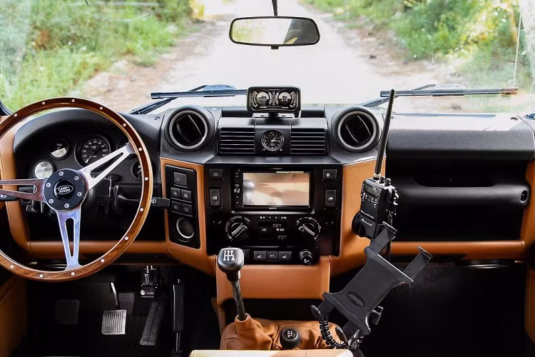 Về ngoại thất, bản độ Land Rover Defender ECD được sơn phủ "bộ cánh" màu lá mạ Nara Bronze cùng điểm nhấn là một số chi tiết màu đen huyền bí, tạo nên cái nhìn nam tính và trần trụi cho tổng thể chiếc xe.