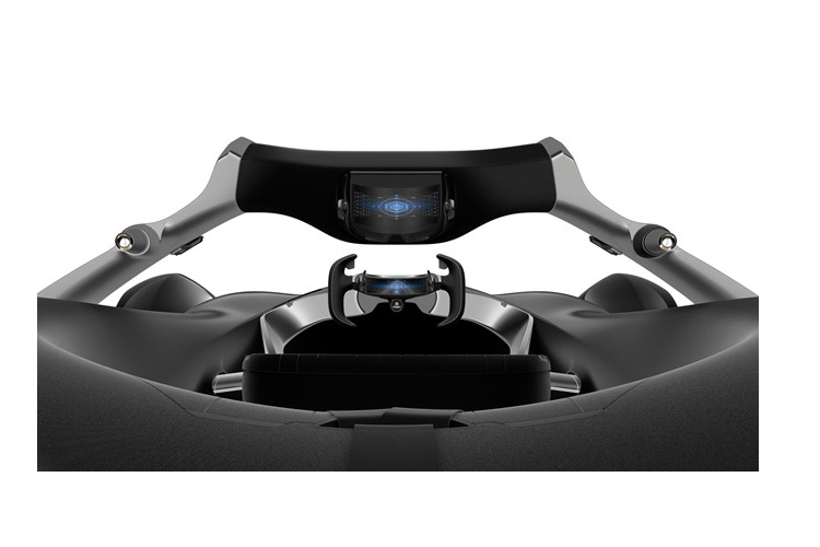 Xe đủ chỗ cho một hành khách đi theo, ngồi ngay sau người lái. Người này cũng được trải nghiệm chức năng thực tế tăng cường tương tự nhờ màn hình hoặc thiết bị đeo gắn phía sau. 