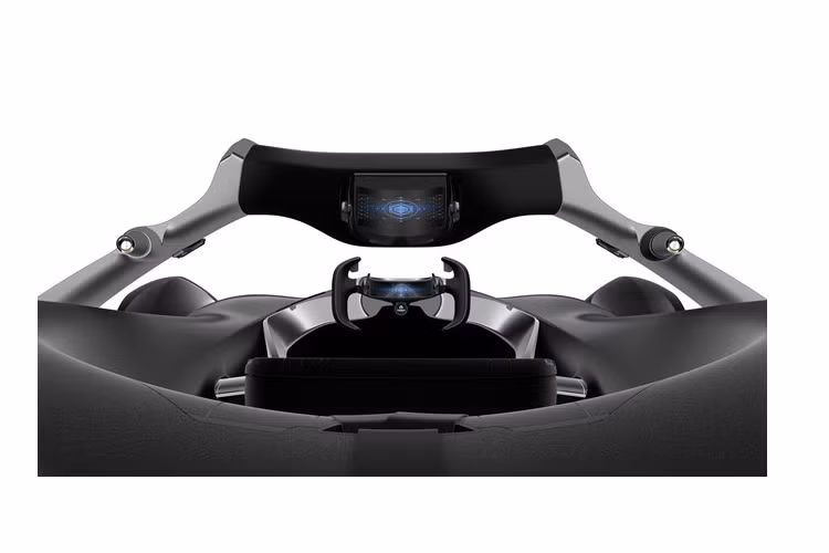 Xe đủ chỗ cho một hành khách đi theo, ngồi ngay sau người lái. Người này cũng được trải nghiệm chức năng thực tế tăng cường tương tự nhờ màn hình hoặc thiết bị đeo gắn phía sau. 