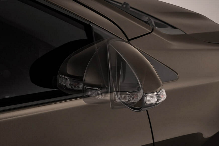 Nan bên dưới nắp capô của Toyota Calya 2020 được mạ crôm sáng bóng ở bản E tiêu chuẩn. Trong khi đó, ở bản G cao cấp, chi tiết này lại được mạ crôm màu tối. Vòng ra phía sau, chúng ta có thể thấy cụm đèn hậu được thiết kế hình chữ "C" theo phong cách của Toyota Innova. Tạo hình bên trong cụm đèn hậu cũng được thay đổi. Nối giữa 2 cụm đèn hậu này là thanh ngang mạ crôm màu tối, tích hợp logo của hãng Toyota.