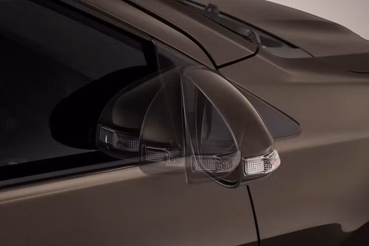 Nan bên dưới nắp capô của Toyota Calya 2020 được mạ crôm sáng bóng ở bản E tiêu chuẩn. Trong khi đó, ở bản G cao cấp, chi tiết này lại được mạ crôm màu tối. Vòng ra phía sau, chúng ta có thể thấy cụm đèn hậu được thiết kế hình chữ "C" theo phong cách của Toyota Innova. Tạo hình bên trong cụm đèn hậu cũng được thay đổi. Nối giữa 2 cụm đèn hậu này là thanh ngang mạ crôm màu tối, tích hợp logo của hãng Toyota.