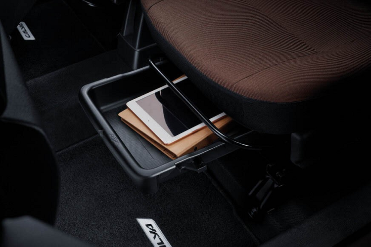 Những trang bị đáng chú ý khác của mẫu MPV giá rẻ này bao gồm hàng ghế giữa gập 60:40, cảm biến lùi, điều hòa chỉnh tay với cửa gió điều hòa hàng ghế sau, 4 cửa sổ chỉnh điện, màn hình đa thông tin trong bảng đồng hồ, 2 túi khí, hệ thống chống bó cứng phanh ABS và phân bổ lực phanh điện tử EBD. Bản G cao cấp hơn sẽ có gương chiếu hậu gập chỉnh điện, tích hợp đèn báo rẽ và ngăn chứa đồ bên dưới ghế.