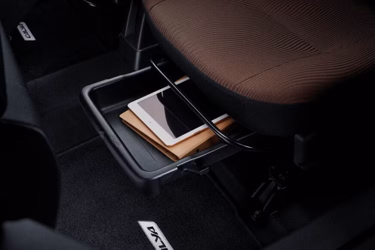 Những trang bị đáng chú ý khác của mẫu MPV giá rẻ này bao gồm hàng ghế giữa gập 60:40, cảm biến lùi, điều hòa chỉnh tay với cửa gió điều hòa hàng ghế sau, 4 cửa sổ chỉnh điện, màn hình đa thông tin trong bảng đồng hồ, 2 túi khí, hệ thống chống bó cứng phanh ABS và phân bổ lực phanh điện tử EBD. Bản G cao cấp hơn sẽ có gương chiếu hậu gập chỉnh điện, tích hợp đèn báo rẽ và ngăn chứa đồ bên dưới ghế.