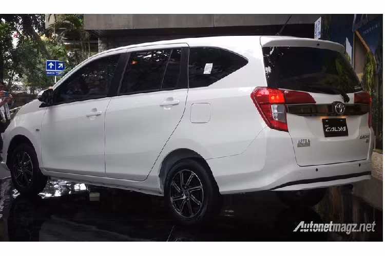 Trên đầu xe của Toyota Calya 2020 mới xuất hiện cản trước mới với thiết kế góc cạnh và đèn sương mù hình tròn trong hốc nằm dọc màu đen. Ngoài ra, mẫu MPV 7 chỗ này còn có lưới tản nhiệt rộng hơn và nổi bật hơn. Nằm hai bên lưới tản nhiệt là cụm đèn pha LED mới, được trang bị tiêu chuẩn cho mọi phiên bản của Toyota Calya 2020 tại thị trường Indonesia.