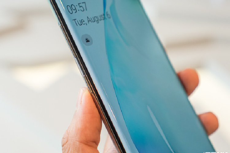 Điểm mà chúng tôi nhận ra tiếp theo chính là nút cứng gọi trợ lý ảo Bixby đã không còn nữa, thay vào đó toàn bộ cạnh trái của máy là phím điều chỉnh âm lượng và phím nguồn. Việc loại bỏ phím Bixby này cũng giúp người dùng tránh bị ấn nhầm hơn trong quá trình sử dụng.