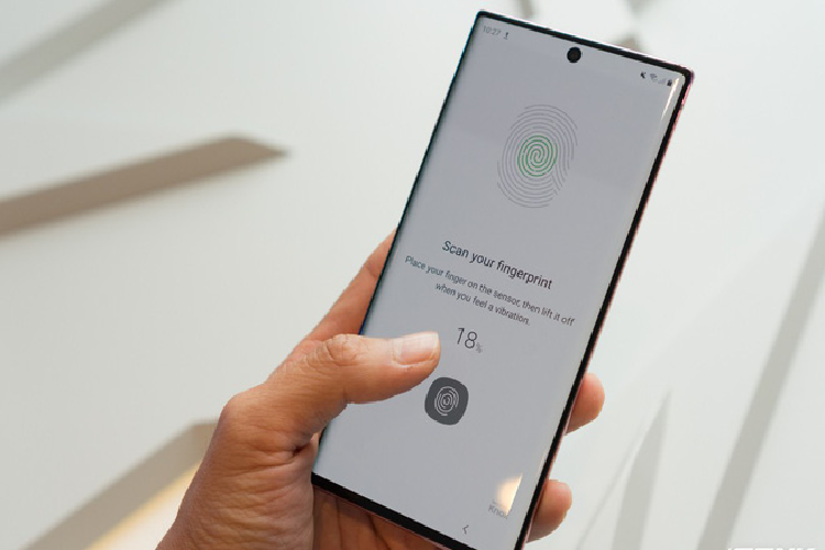 Giống với Galaxy S10, bộ đôi Note mới cũng có cảm biến đọc vân tay siêu âm đặt dưới lớp màn hình, điều này giúp cho việc thao tác mở khoá máy được nhanh gọn hơn, đồng thời giúp mặt sau của sản phẩm đỡ rườm rà nhiều chi tiết.