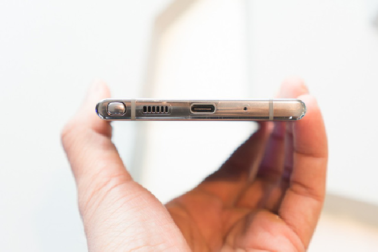 Sự thay đổi thứ 3 chính là phần jack cắm tai nghe 3,5 mm đã không còn nữa, điều này có nghĩa bạn buộc phải chia sẻ chung với cổng sạc USB-C hoặc dùng tai nghe không dây.