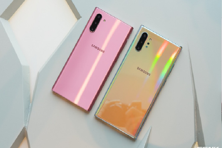 Note10+ cũng trang bị cả 3 ống kính này, tuy nhiên còn được kèm theo một cảm biến đo chiều sâu riêng giúp chụp ảnh xoá phông sẽ tốt hơn. Camera selfie của cả hai đều là 10 MP F/2.2.