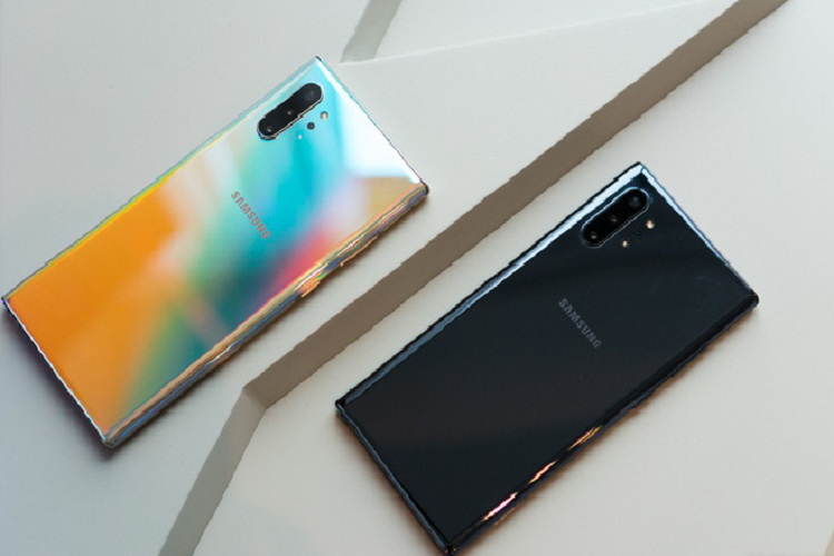 Galaxy Note10 hoàn toàn mới cầm rất nhẹ tay, thậm chí là cả Note10+ cũng vậy. Có lẽ Samsung hiểu được những người dùng bút để ghi chú trên sản phẩm này sẽ phải cầm lâu và trọng lượng của máy cần được tinh giảm hơn nữa nhằm mang đến cảm giác thoải mái nhất có thể.