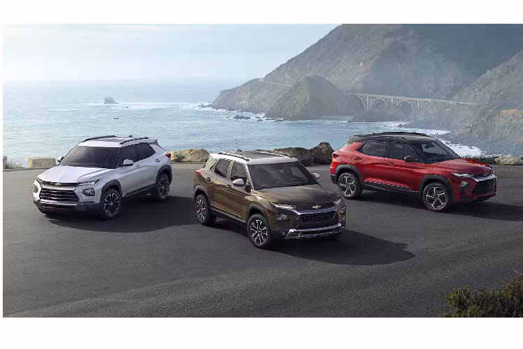 Chevrolet cũng không muốn tỏ ra “lười biếng”, nên các nhà thiết kế của thương hiệu này cũng chịu khó bỏ công áp dụng một số đường nét khá riêng cho Tracker và TrailBlazer như lưới tản nhiệt 2 tầng bậc hay cột A vuông vức sắc cạnh, để chúng tách biệt hơn nữa khỏi Buick Encore và Encore GX. Vòm bánh xe của TrailBlazer cũng cong nhẹ chứ không tròn trịa hẳn như mẫu xe mang nhãn Buick.