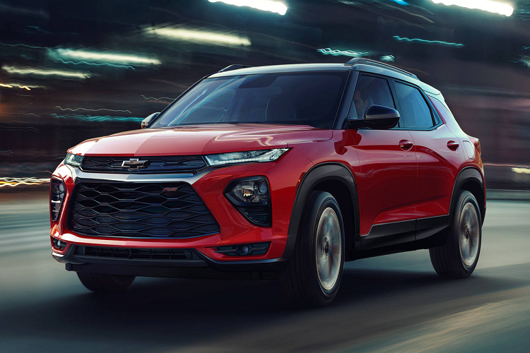 Mẫu Chevrolet TrailBlazer 2020 mới sở hữu dẫn động cầu trước nên tuyệt đối không có một chút liên hệ nào với sản phẩm cùng tên hiện vẫn đang được bán ở Việt Nam và một số nước khác trên thế giới. Nó cũng không hề dính dáng gì đến mẫu TrailBlazer từng quen thuộc với người tiêu dùng Mỹ trong khoảng thời gian 2001 – 2009 trước đây.