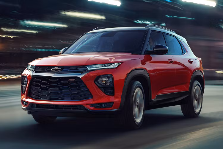 Mẫu Chevrolet TrailBlazer 2020 mới sở hữu dẫn động cầu trước nên tuyệt đối không có một chút liên hệ nào với sản phẩm cùng tên hiện vẫn đang được bán ở Việt Nam và một số nước khác trên thế giới. Nó cũng không hề dính dáng gì đến mẫu TrailBlazer từng quen thuộc với người tiêu dùng Mỹ trong khoảng thời gian 2001 – 2009 trước đây.