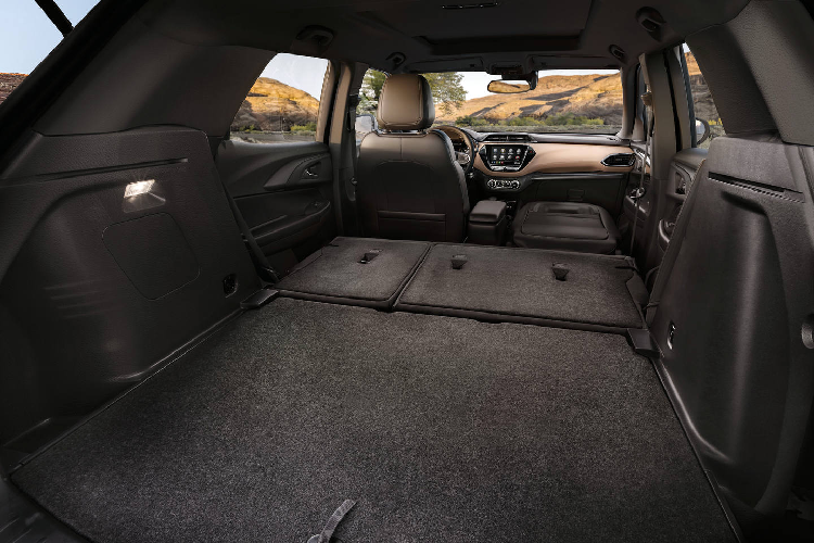 Không gian nội thất của TrailBlazer “mới” được nhận xét là tương đối nhỏ, nhưng vẫn đảm bảo tốt cho nhu cầu sử dụng. Không gian thể tích đựng đồ của xe lên tới 1.540 lít khi gập hàng ghế thứ 2 xuống, ngoài ra ghế hành khách phía trước cũng có thể gập lại và điều này cho phép chiếc xe có thể chứa các vật phẩm dài tới 2,6 mét.