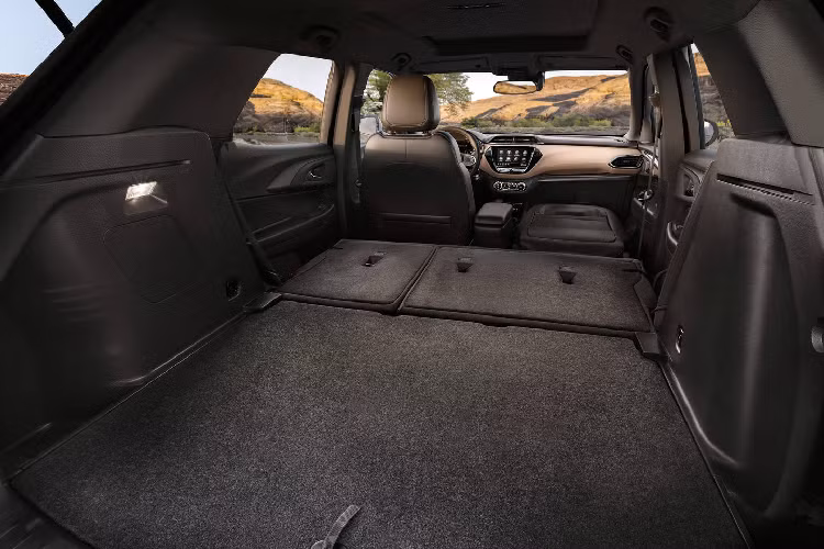 Không gian nội thất của TrailBlazer “mới” được nhận xét là tương đối nhỏ, nhưng vẫn đảm bảo tốt cho nhu cầu sử dụng. Không gian thể tích đựng đồ của xe lên tới 1.540 lít khi gập hàng ghế thứ 2 xuống, ngoài ra ghế hành khách phía trước cũng có thể gập lại và điều này cho phép chiếc xe có thể chứa các vật phẩm dài tới 2,6 mét.