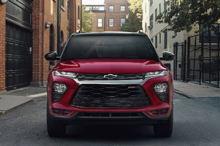 Chevrolet TrailBlazer mới được trang bị một hệ thống hỗ trợ người lái bao gồm cảnh báo va chạm phía trước, phanh khẩn cấp tự động và phanh khẩn cấp khi phát hiện có người đi bộ phía trước. Các tính năng an toàn khác bao gồm hệ thống tự động hỗ trợ chùm sáng cao, hỗ trợ giữ làn đường với cảnh báo lệch làn đường, camera quan sát phía sau và nhắc nhở dây đai an toàn ở hàng ghế sau.