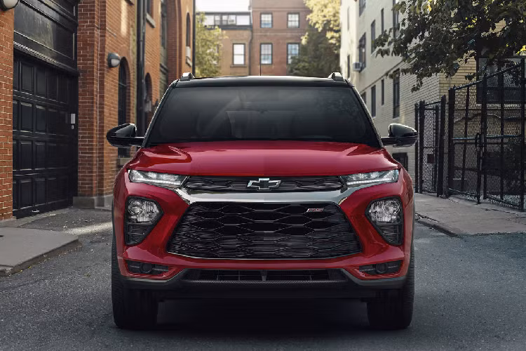 Chevrolet TrailBlazer mới được trang bị một hệ thống hỗ trợ người lái bao gồm cảnh báo va chạm phía trước, phanh khẩn cấp tự động và phanh khẩn cấp khi phát hiện có người đi bộ phía trước. Các tính năng an toàn khác bao gồm hệ thống tự động hỗ trợ chùm sáng cao, hỗ trợ giữ làn đường với cảnh báo lệch làn đường, camera quan sát phía sau và nhắc nhở dây đai an toàn ở hàng ghế sau.