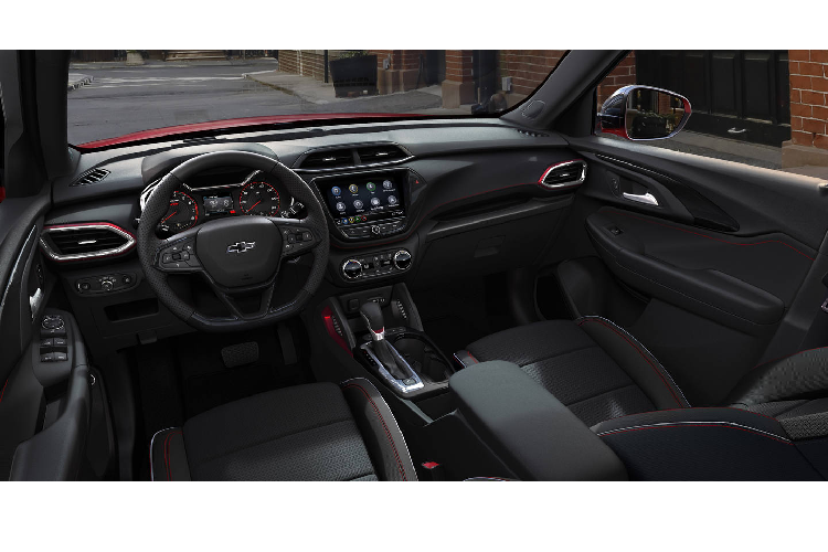 Khách hàng còn có thêm gói tuỳ chọn trang trí ACTIV, bao gồm ghế ngồi bọc da, lưới tản nhiệt có thiết kế ấn tượng hơn, hệ thống ống xả kép hình thang, giảm chấn khi đi vào địa hình không bằng phẳng, mui hai tông màu và bộ mâm 17 inch đi kèm lốp Hankook Sport Terrain. Nội thất của xe không được GM đề cập nhiều, tuy nhiên từ hình ảnh cho thấy xe được trang bị một vô-lăng ba chấu tích hợp các phím chức năng