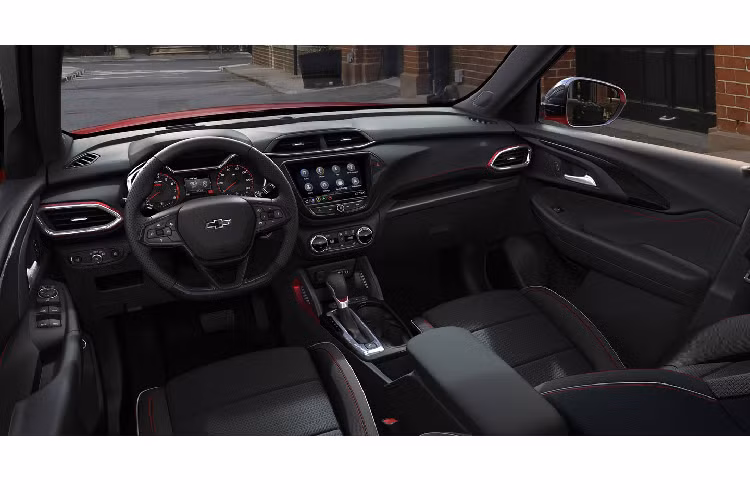 Khách hàng còn có thêm gói tuỳ chọn trang trí ACTIV, bao gồm ghế ngồi bọc da, lưới tản nhiệt có thiết kế ấn tượng hơn, hệ thống ống xả kép hình thang, giảm chấn khi đi vào địa hình không bằng phẳng, mui hai tông màu và bộ mâm 17 inch đi kèm lốp Hankook Sport Terrain. Nội thất của xe không được GM đề cập nhiều, tuy nhiên từ hình ảnh cho thấy xe được trang bị một vô-lăng ba chấu tích hợp các phím chức năng