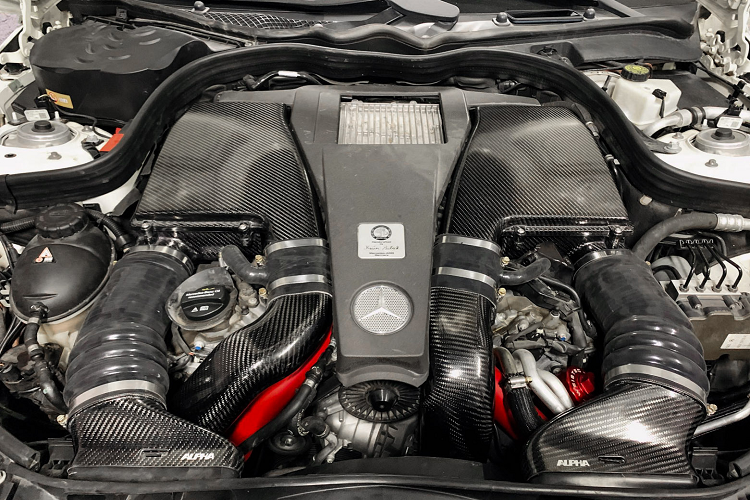 Phần đuôi mang thiết kế góc cạnh, một cánh gió nhỏ màu đen được gắn cố định vào cốp sau có vai trò làm tăng tính ổn định cho E63 S khi vận hành ở tốc độ cao. Bộ khuếch tán gió phía sau đuôi xe liền mạch với hai chụp ống xả đối xứng, hệ thống ống xả của xe cũng đã được thay thế với chi tiết mới đến từ thương hiệu Frequency Intelligent Exhaust, vì đó mà âm thanh phát ra từ khối động cơ V8 Biturbo chắc chắn sẽ trở nên uy lực và tạo cảm giác phấn khích hơn cho người lái.