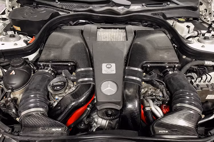 Phần đuôi mang thiết kế góc cạnh, một cánh gió nhỏ màu đen được gắn cố định vào cốp sau có vai trò làm tăng tính ổn định cho E63 S khi vận hành ở tốc độ cao. Bộ khuếch tán gió phía sau đuôi xe liền mạch với hai chụp ống xả đối xứng, hệ thống ống xả của xe cũng đã được thay thế với chi tiết mới đến từ thương hiệu Frequency Intelligent Exhaust, vì đó mà âm thanh phát ra từ khối động cơ V8 Biturbo chắc chắn sẽ trở nên uy lực và tạo cảm giác phấn khích hơn cho người lái.