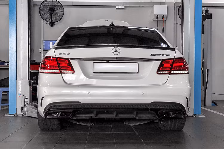 Bộ mâm đa chấu nguyên bản có kích thước 19 inches đã được thay thế với bộ mâm đa chấu với các nan mỏng hơn đến từ thương hiệu HRE. Logo “V8 Biturbo” được đặt ở hai bên hông xe nhằm ám chỉ cho khối động cơ mà mẫu sedan mạnh mẽ này sử dụng.