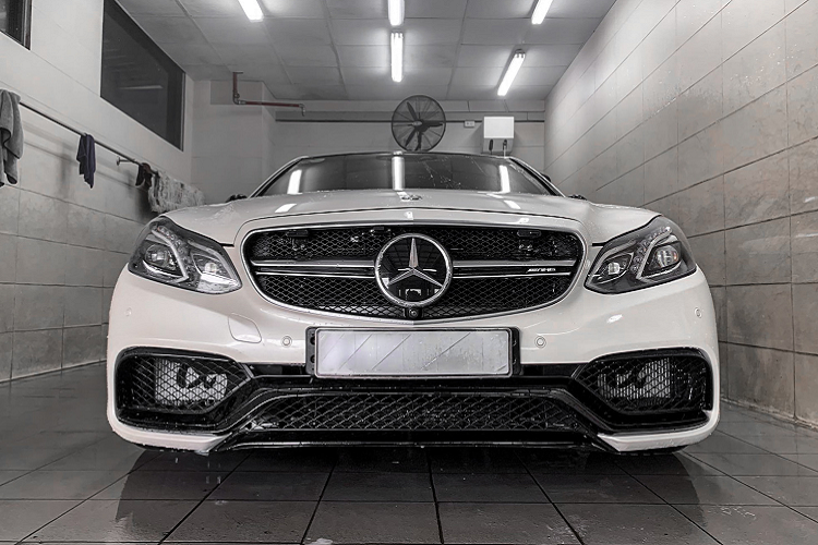 Mercedes-AMG E63 S W212 chỉ mất 3,6 giây, sức mạnh tương đương với hàng loạt mẫu siêu xe đình đám trên thị trường hiện nay. Phần cản trước bao gồm mặt ca-lăng với 1 nan kép chạy ngang cùng logo AMG đặc trưng, phía dưới là các hốc gió được chia làm 3 khoang riêng biệt.