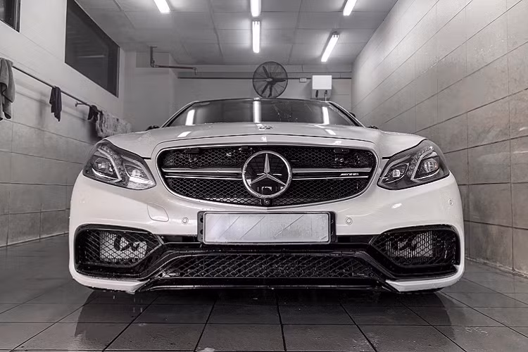 Mercedes-AMG E63 S W212 chỉ mất 3,6 giây, sức mạnh tương đương với hàng loạt mẫu siêu xe đình đám trên thị trường hiện nay. Phần cản trước bao gồm mặt ca-lăng với 1 nan kép chạy ngang cùng logo AMG đặc trưng, phía dưới là các hốc gió được chia làm 3 khoang riêng biệt.