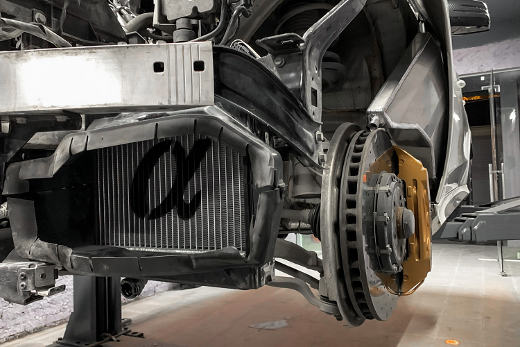 Điểm nhấn ở gói độ chính là một số chi tiết được bổ sung nhằm giúp gia tăng công suất cho khối động cơ như ống nạp làm từ sợi carbon của thương hiệu AMS, hệ thống giải nhiệt cho khí nạp cũng mang thương hiệu AMS, van máy nén và đường ống nạp của Weistec, két dầu cho hộp số và nắp lọc nhớt Weistec, cuối cùng là bu-gi mới đến từ NGK Performance.