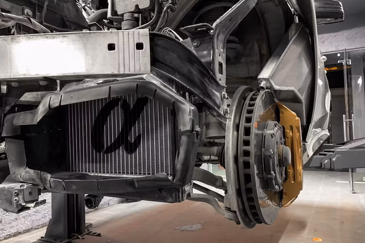 Điểm nhấn ở gói độ chính là một số chi tiết được bổ sung nhằm giúp gia tăng công suất cho khối động cơ như ống nạp làm từ sợi carbon của thương hiệu AMS, hệ thống giải nhiệt cho khí nạp cũng mang thương hiệu AMS, van máy nén và đường ống nạp của Weistec, két dầu cho hộp số và nắp lọc nhớt Weistec, cuối cùng là bu-gi mới đến từ NGK Performance.