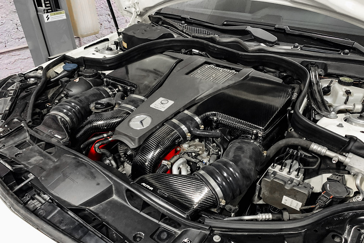 Với việc được thay mới một số các chi tiết ở ngoại thất cũng như “trái tim” V8 Biturbo, hiệu năng vận hành của xe sẽ được cải thiện đáng kể, đồng thời khối động cơ cũng sẽ sản sinh hơn con số 577 mã lực nguyên bản, mang lại cảm giác cầm lái phấn khích hơn khi ngồi sau vô lăng của chiếc sedan mạnh mẽ.