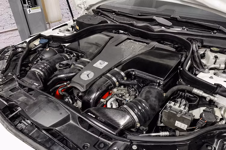 Với việc được thay mới một số các chi tiết ở ngoại thất cũng như “trái tim” V8 Biturbo, hiệu năng vận hành của xe sẽ được cải thiện đáng kể, đồng thời khối động cơ cũng sẽ sản sinh hơn con số 577 mã lực nguyên bản, mang lại cảm giác cầm lái phấn khích hơn khi ngồi sau vô lăng của chiếc sedan mạnh mẽ.