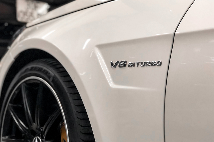 Xe có kích thước tổng thể bao gồm chiều dài x chiều rộng x chiều cao là 4.912 x 1.940 x 1.521 mm, trong khi đó chiều dài của trục cơ sở là 2.875 mm. Hông xe được trang bị hai thanh nẹp màu đen tương phản với ngoại thất trắng muốt.