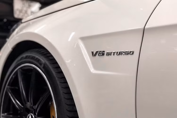 Xe có kích thước tổng thể bao gồm chiều dài x chiều rộng x chiều cao là 4.912 x 1.940 x 1.521 mm, trong khi đó chiều dài của trục cơ sở là 2.875 mm. Hông xe được trang bị hai thanh nẹp màu đen tương phản với ngoại thất trắng muốt.