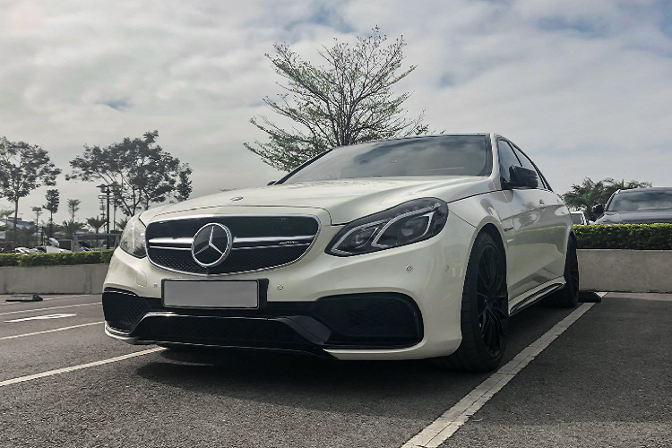 Mẫu xe Mercedes-AMG E63 S được ra mắt lần đầu vào năm 2013 và gây ấn tượng mạnh với khối động cơ “khủng”. Bên cạnh thiết kế mang đậm tính thể thao, khối động cơ V8 Biturbo có dung tích 5.5 lít 32 van DOHC, có khả năng sản sinh công suất cực đại lên đến 577 mã lực và mô men xoắn cực đại đạt mức 880 Nm kết hợp cùng hộp số tự động 7 cấp.