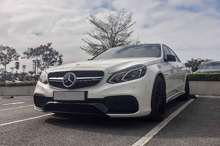 Mẫu xe Mercedes-AMG E63 S được ra mắt lần đầu vào năm 2013 và gây ấn tượng mạnh với khối động cơ “khủng”. Bên cạnh thiết kế mang đậm tính thể thao, khối động cơ V8 Biturbo có dung tích 5.5 lít 32 van DOHC, có khả năng sản sinh công suất cực đại lên đến 577 mã lực và mô men xoắn cực đại đạt mức 880 Nm kết hợp cùng hộp số tự động 7 cấp.