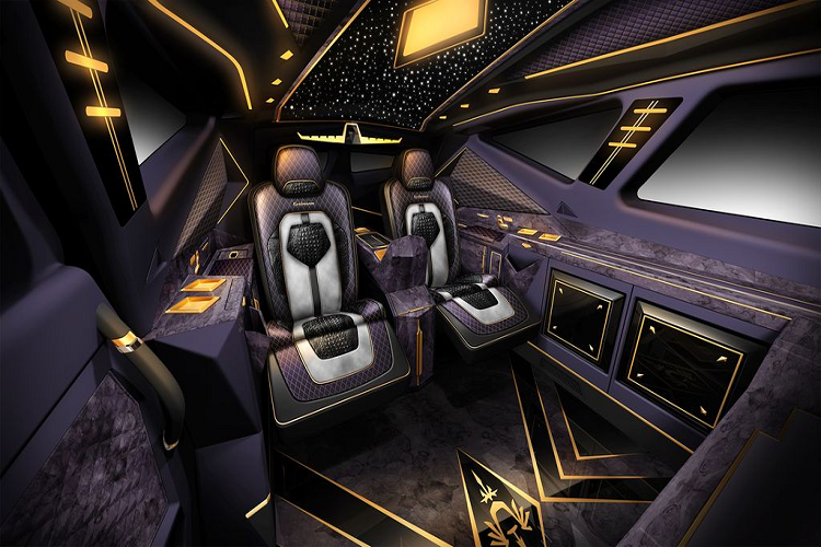 Từng chi tiết nhỏ đều được hãng xe Trung Quốc trau chuốt tỉ mỉ trên Karlmann King. Màn hình cảm ứng điều khiển cho hàng ghế ông chủ phía sau. Toàn bộ sàn xe đều được ốp vật liệu giả đá cho độ sáng và bóng rất cao.