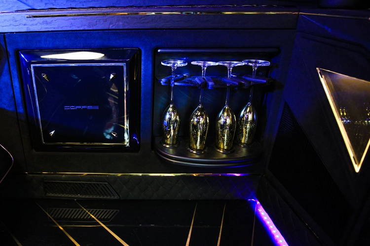 Ngoại hình Karlman King 2019 mới sở hữu phong cách bụi bặm, hầm hố theo kiểu nhà binh và khá giống với một chiếc xe bọc thép của quân đội. Các chi tiết như mặt ca-lăng, đèn chiếu sáng, đèn định vị hay toàn bộ thân xe đều được thiết kế góc cạnh và vô cùng dữ dằn.