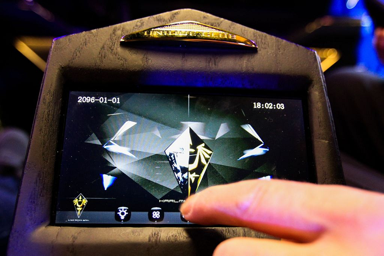 Trái ngược với vẻ ngoài hầm hố góc cạnh gân guốc như một mẫu xe bọc thép của quân đội, bên trong siêu SUV Karlmann King khi sở hữu một không gian cabin sang trọng và hiện đại không kém gì các mẫu xe siêu sang châu Âu.