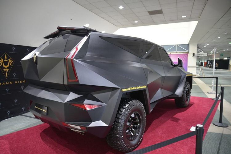 Để gia tăng thêm tuỳ chọn cho Karlman King, hãng xe Trung Quốc còn trang bị option ghế bọc da cá sấu, các chi tiết mạ vàng 24K hay bộ vỏ xe bằng thép chống đạn hoàn toàn. Karlmann King sở hữu khối động cơ V10 6.8L với vận tốc tối đa đạt được chỉ 140 km/h.