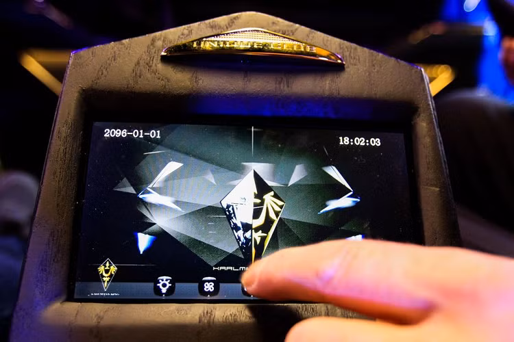 Trái ngược với vẻ ngoài hầm hố góc cạnh gân guốc như một mẫu xe bọc thép của quân đội, bên trong siêu SUV Karlmann King khi sở hữu một không gian cabin sang trọng và hiện đại không kém gì các mẫu xe siêu sang châu Âu.