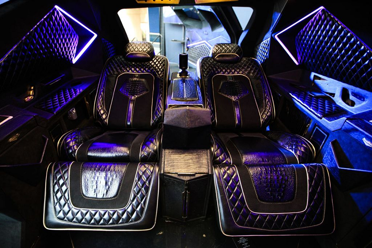 Các trang bị tiện nghi như TV kích thước lớn, tủ lạnh, máy pha cà phê, wifi, bàn làm việc, ghế massage… đều có mặt trên mẫu siêu SUV này.