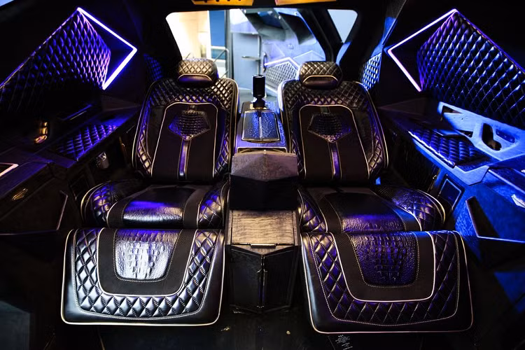 Các trang bị tiện nghi như TV kích thước lớn, tủ lạnh, máy pha cà phê, wifi, bàn làm việc, ghế massage… đều có mặt trên mẫu siêu SUV này.