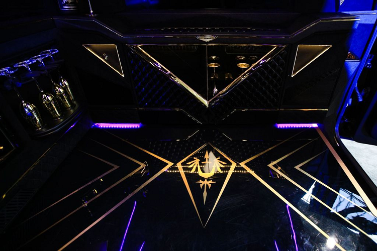 Với chiều rộng 2,5m cùng cân nặng lên tới hơn 6 tấn, Karlman King được nhà sản xuất Trung Quốc trang bị bộ lốp cực “khủng” với mâm xe nhỏ, đi cùng bánh gai dầy và to.