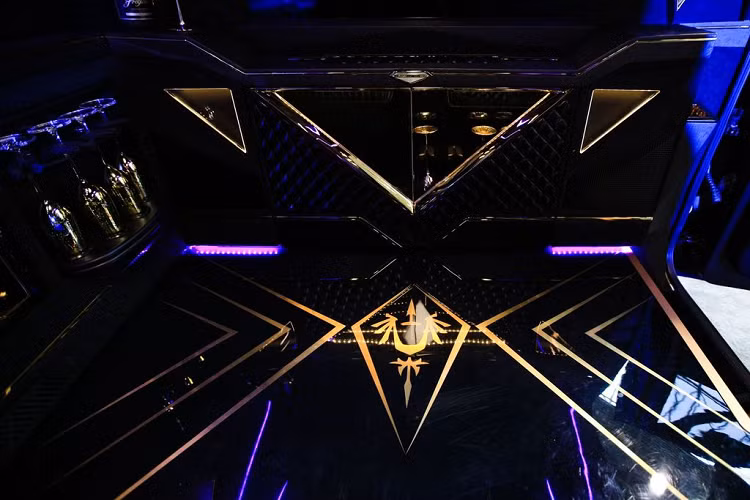 Với chiều rộng 2,5m cùng cân nặng lên tới hơn 6 tấn, Karlman King được nhà sản xuất Trung Quốc trang bị bộ lốp cực “khủng” với mâm xe nhỏ, đi cùng bánh gai dầy và to.