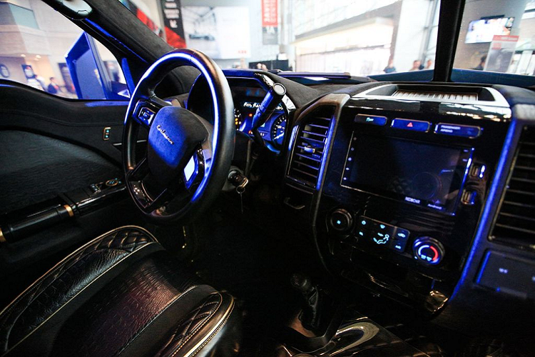 Tuy có xuất xứ từ Trung Quốc nhưng siêu SUV Karlmann King lại mang hơi hướng đậm chất phương tây với thiết kế hầm hố, mạnh mẽ giống như một chiếc xe bọc thép thực thụ và khoang nội thất xa hoa đến bất ngờ.