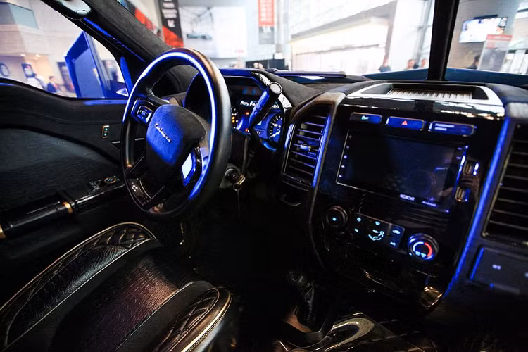 Tuy có xuất xứ từ Trung Quốc nhưng siêu SUV Karlmann King lại mang hơi hướng đậm chất phương tây với thiết kế hầm hố, mạnh mẽ giống như một chiếc xe bọc thép thực thụ và khoang nội thất xa hoa đến bất ngờ.