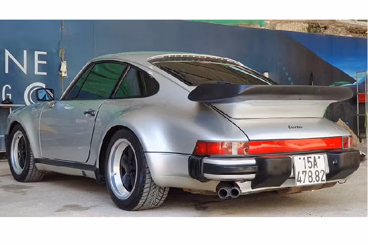 Về mặt thiết kế, xe vẫn có những đường nét đặc trưng của dòng xe Porsche 911 cổ điển. Trên phiên bản Turbo, xe đưọc trang bị cánh gió cỡ lớn phía sau với hình dạng lấy cảm hứng từ đuôi cá voi.