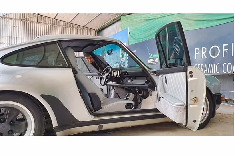 Được biết, chiếc xe này hiện thuộc sở hữu của một đại gia đam mê siêu xe tại đất Cảng, anh chàng này sở hữu khá nhiều xe như Porsche, Ferrari và Lamborghini.... Tại Việt Nam, không ít người đã hỏi và tìm cách đem chiếc Porsche 930 Turbo độc nhất này về với bộ sưu tập của mình.